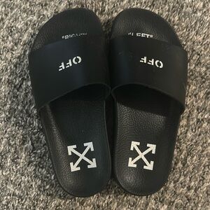 Off white kids sz 5, superior condition.